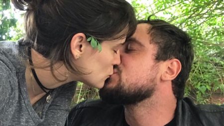 Sergio Guizé afasta boatos de crise e aparece com Bianca Bin em clima romântico