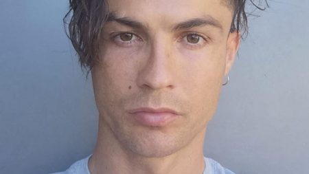 Cristiano Ronaldo ostenta barriga trincada em passeio de iate
