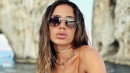 Anitta cria Tinder no exterior e surpreende com declaração