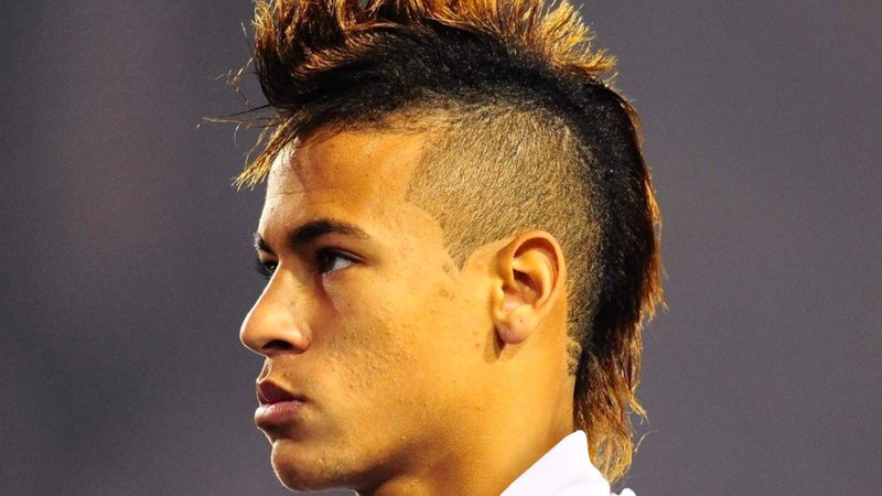 Fãs imploram e Neymar recria moicano que fazia sucesso no passado