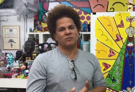 Revoltada, dona de restaurante quebra obra na frente de Romero Britto