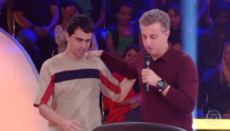 Jornalista cego relata discriminação nos bastidores do Caldeirão do Huck: “Muito cruel”