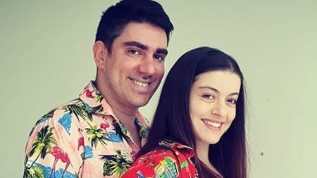 Esposa de Marcelo Adnet exibe barrigão de gravidez em foto com o ator