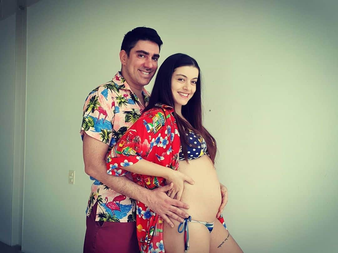 Esposa de Marcelo Adnet exibe barrigão e celebra reta final da gravidez