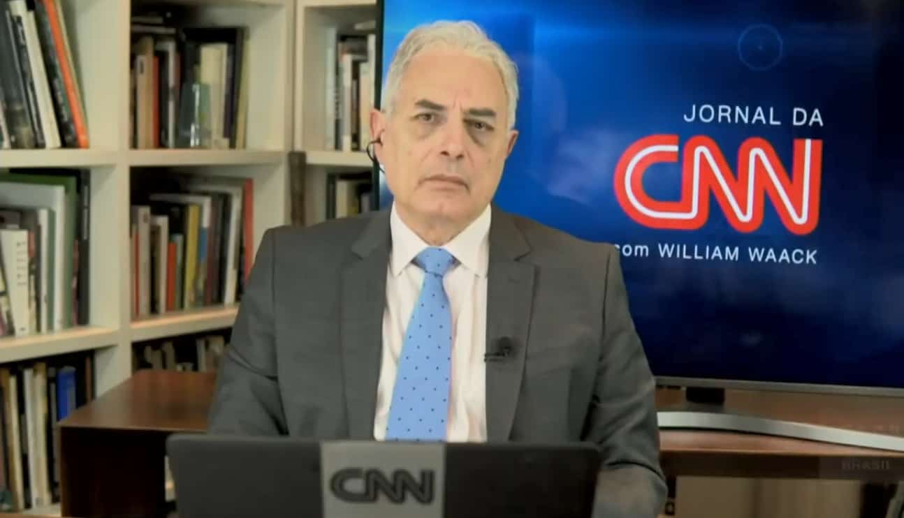 Ao vivo, William Waack erra e chama Jornal da CNN de Jornal Nacional
