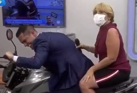 Apresentador da Record sai de moto de estúdio e quase cai ao vivo