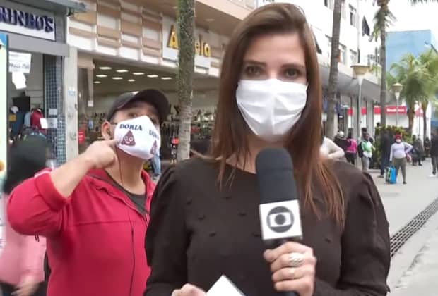 Homem atrapalha repórter e xinga ao vivo em telejornal da Globo
