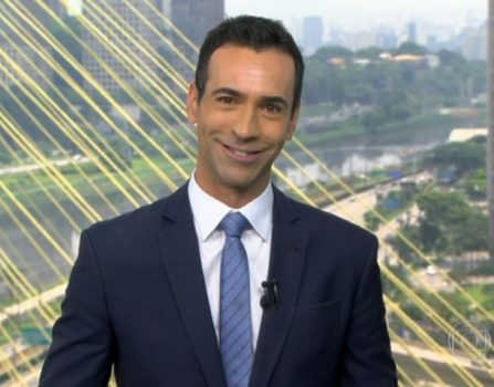 César Tralli leva coberta para estúdio da Globo para se proteger do frio