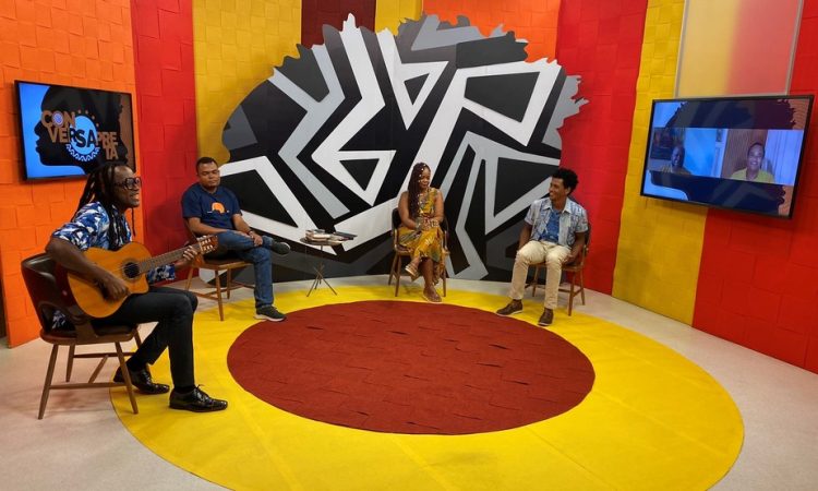 No estúdio, apresentadores e convidados do Conversa Preta, programa da Rede Bahia que debate o racismo 