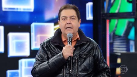 Faustão retorna aos estúdios do Domingão com desabafo e bailarinas com máscaras
