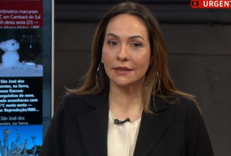 Convidado comete gafe e Maria Beltrão ironiza com música de Latino na GloboNews