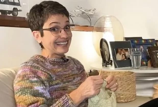 Sandra Annenberg surpreende e coloca Fátima Bernardes para tricotar no Encontro