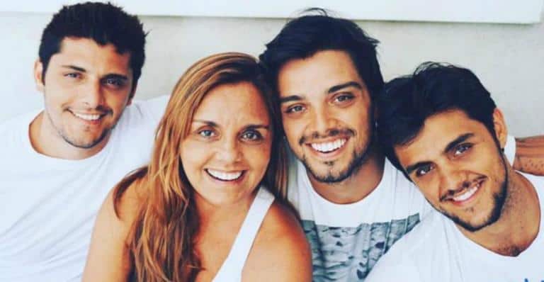 Mãe de Bruno Gissoni, Rodrigo e Felipe Simas posta foto dos filhos ainda crianças e encanta