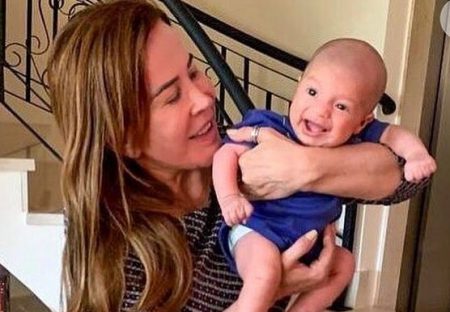 Neto de Zezé Di Camargo vai parar debaixo da lareira e deixa mãe desesperada