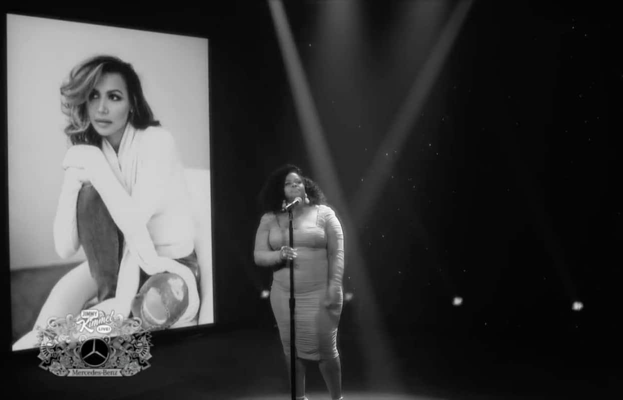 Amber Riley presta homenagem a Naya Rivera em programa de TV