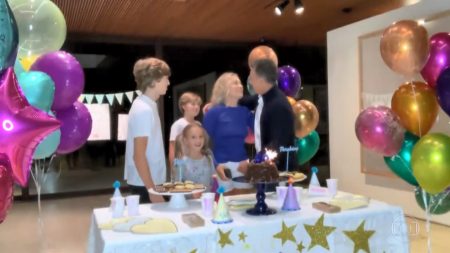 Luciano Huck ganha aniversário surpresa de Angélica no Caldeirão