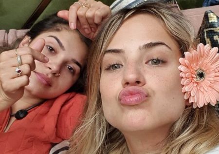 Ex-BBBs Gabi Martins e Gizelly Bicalho fazem dancinha na praia e anunciam parceria
