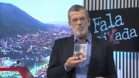 Ao vivo, apresentador da CNT joga CDs de Flordelis no lixo