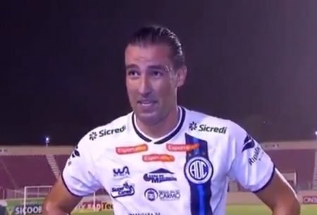 Jogador faz gol, se emociona e toma atitude ao vivo com repórter