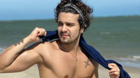 Luan Santana mostra o corpão em foto só de toalha