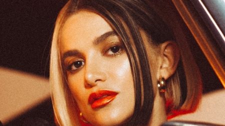 Manu Gavassi aparece sem maquiagem e aposta em look decotado