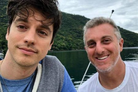 Irmão de Luciano Huck resgata foto da infância com ele e se declara