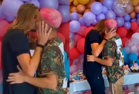 Ex-BBB Daniel dá beijão em Matheus Mazzafera e fica nu em gravação