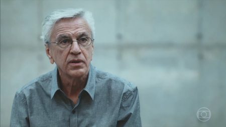 Irritado, Caetano Veloso diz que governo Bolsonaro é “inimigo das liberdades”