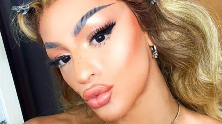 Fã tatua rosto de Pabllo Vittar no corpo e cantora reage