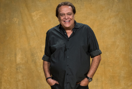 Dennis Carvalho recebe vacina contra Covid-19