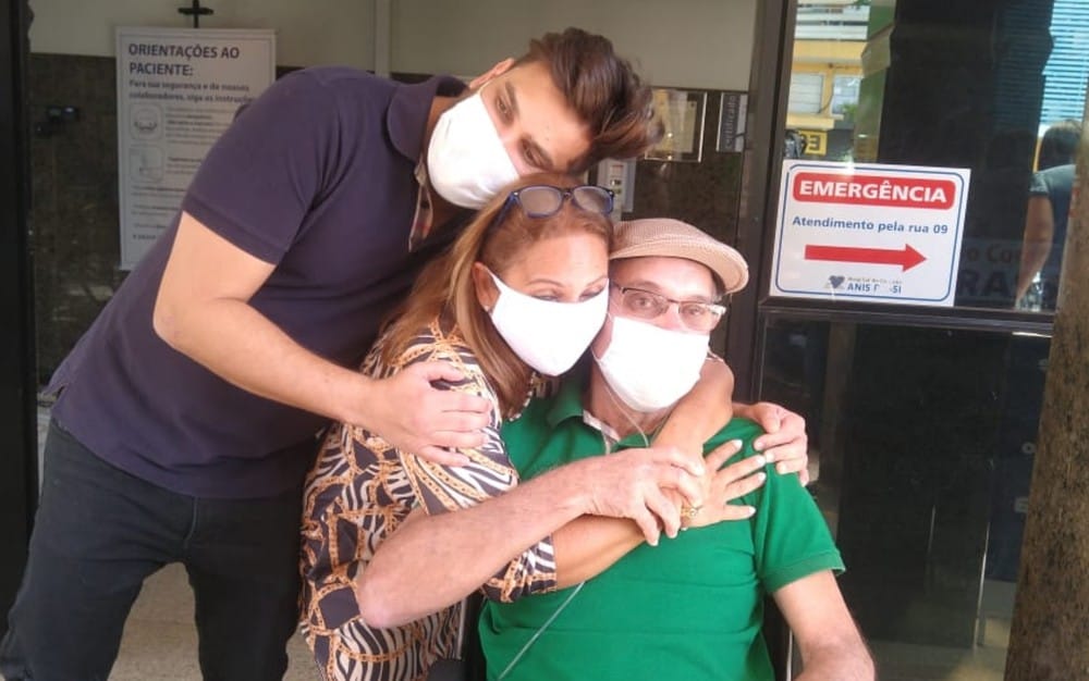 Pai do sertanejo Cauan recebe alta do hospital após melhora da Covid-19
