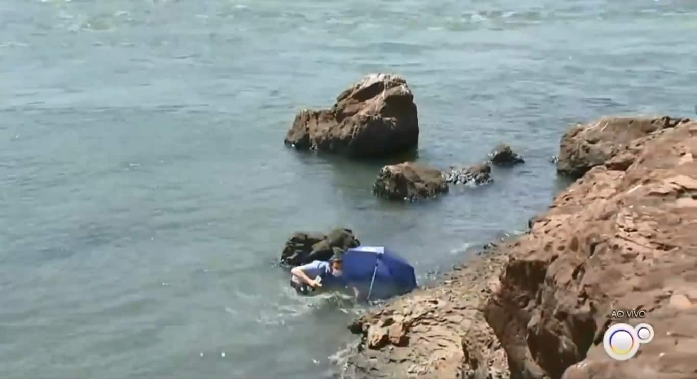 Repórter da Globo leva tombo em rio durante entrada em telejornal