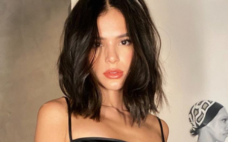 Bruna Marquezine exibe barriga sarada e faz pose inusitada