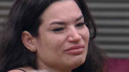 A Fazenda 2020: Raissa fica aos prantos e confessa vontade de desistir