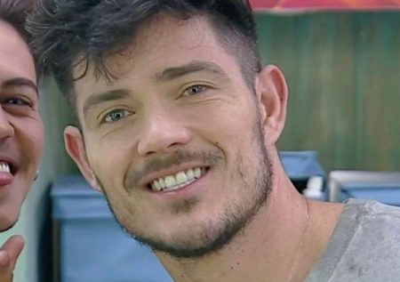 JP Gadêlha põe a cabeça em parte íntima de colega em A Fazenda 2020