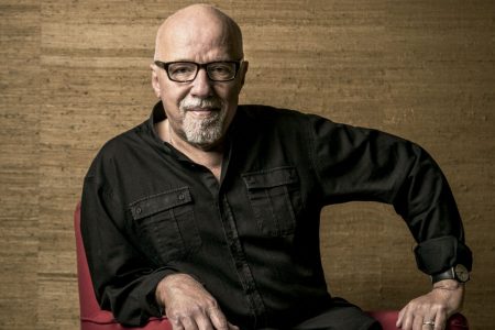 Paulo Coelho faz pedido inusitado e vira alvo de bolsonaristas