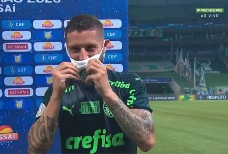 Jogador é surpreendido com “banho” ao vivo durante entrevista