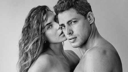 Esposa de Cauã Reymond põe maiô ousado e mostra parte do corpo