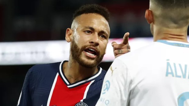 Neymar se revolta após ser expulso e acusa jogador espanhol de racismo