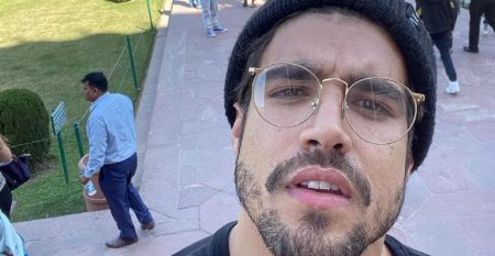 Suado, Caio Castro posa após malhação e recebe elogios dos fãs