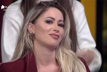 De cadeira de rodas, Carol Narizinho deixa hospital após cirurgia