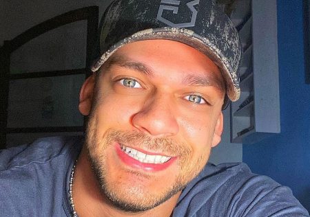 Caíque Aguiar posa só de sunga e corpo torneado enlouquece a web