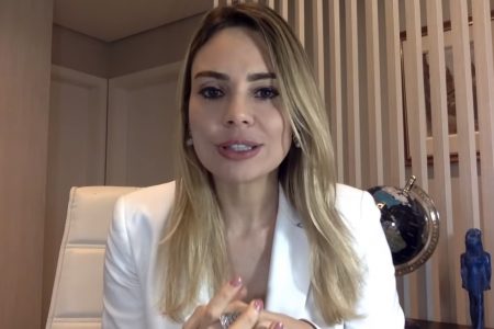 Fora do SBT, Rachel Sheherazade posa na banheira e vira alvo dos fãs