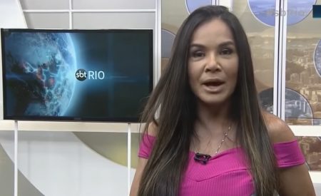 Apresentadora do SBT se revolta e chama agente para a porrada