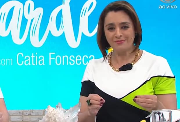 Cátia Fonseca recorre ao tarô para prever parceria entre SBT e CNN
