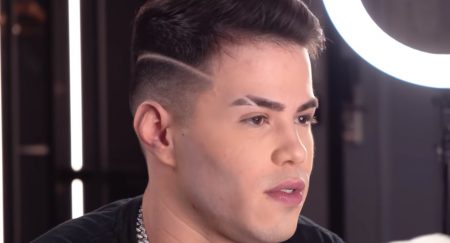 Após ser criticado, Gustavo Rocha diz que não “saiu do armário” por dinheiro