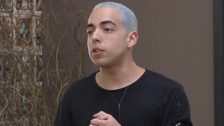 A Fazenda 2020: Lucas Maciel admite que está jogando e alfineta peões sarcasticamente