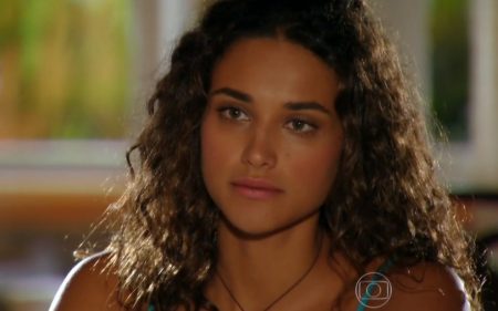 Flor do Caribe – Capítulo de Terça-feira (13/10): Taís flagra Hélio com outra mulher