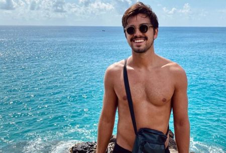 Rodrigo Simas revela luta contra masculinidade tóxica e reage sobre rótulos