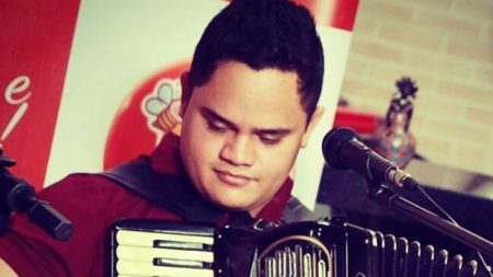 Cantor sertanejo morre após levar tiro de amigo; polícia investiga